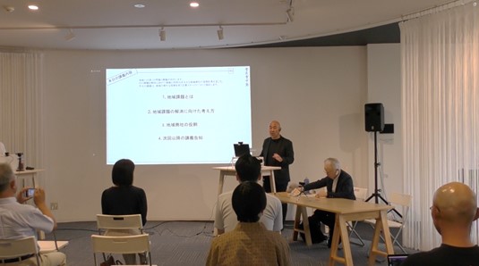 参加者に講話する山崎コーディネーター